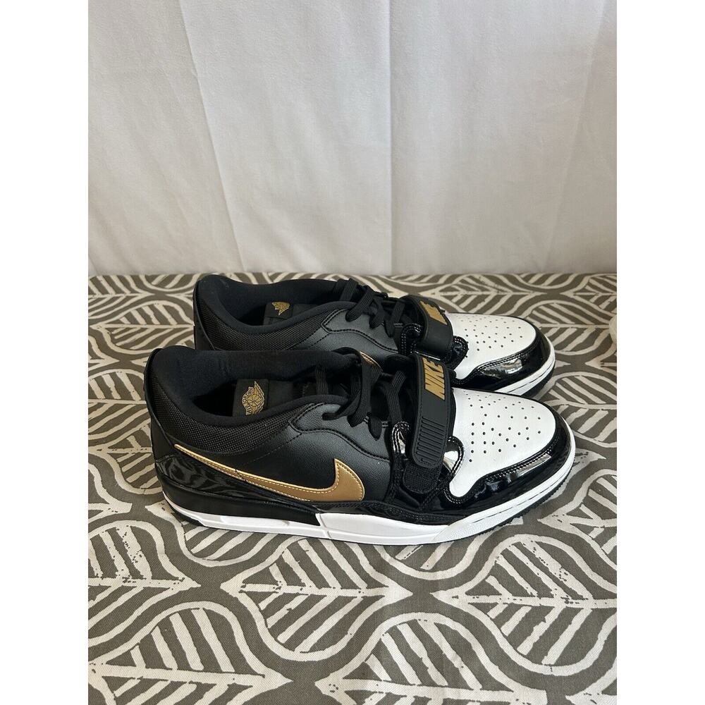 Jordan Men's Black and Gold Athletic Shoes
